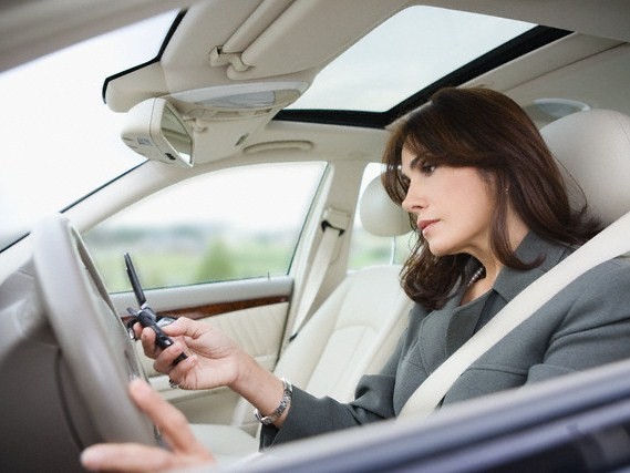 Akár 14 évet is kaphatnak a britek a vezetés közbeni mobilozásért