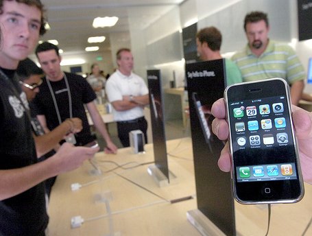 Apple adatok: 270 000 eladott iPhone az első 30 órában