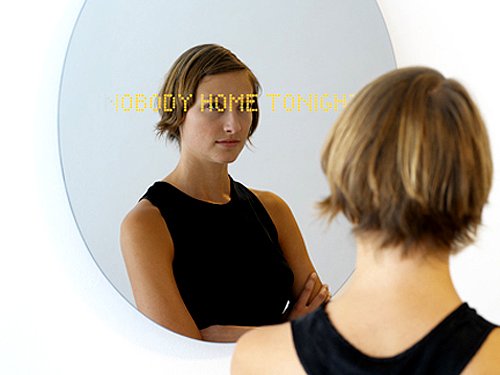 Sms-olvasás tükörből